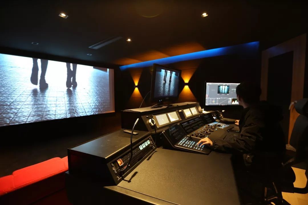 RGBworks Studio 以DaVinci Resolve及專業(yè)調(diào)色臺(tái)為核心，打造高端調(diào)色系統(tǒng)與電影制作生態(tài)